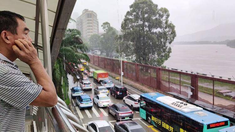 鹿晗手机壁纸:深圳降雨破多项极值 记者直击排洪现场